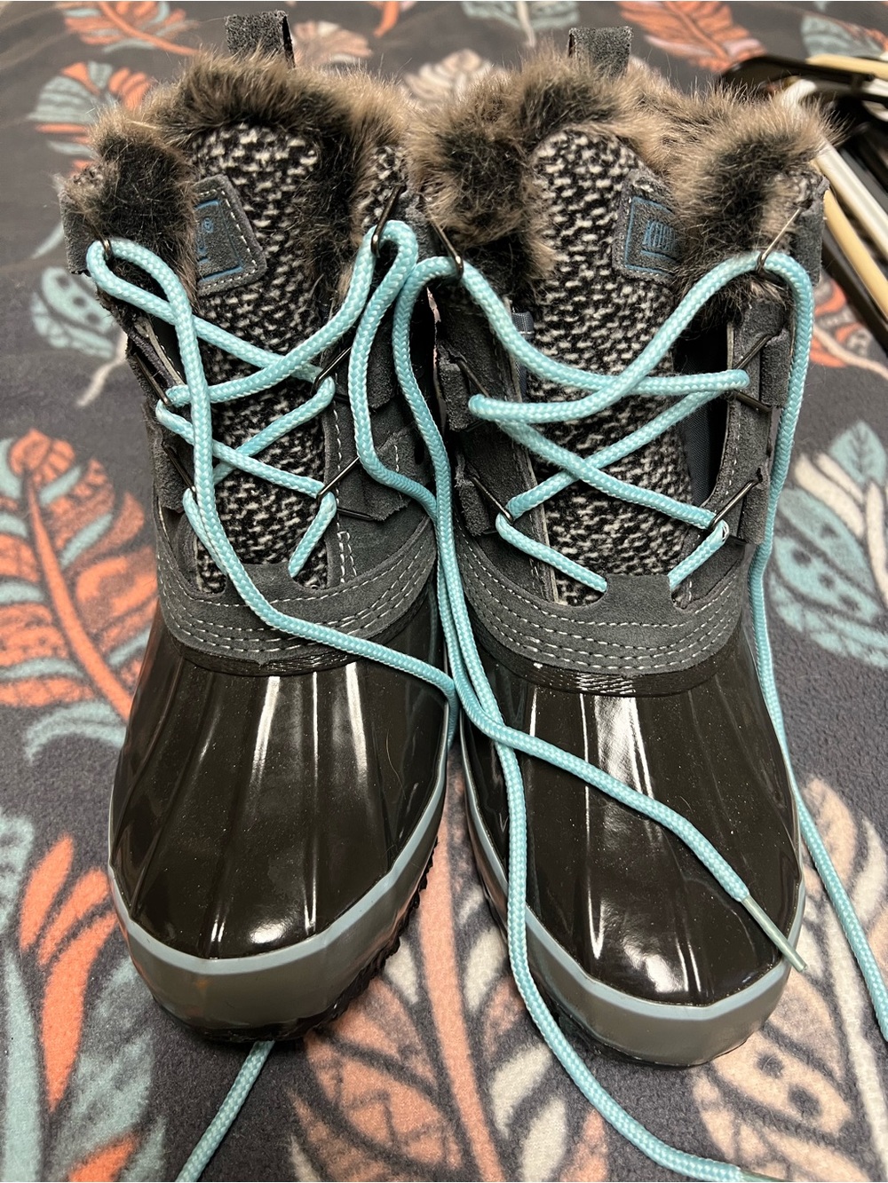 Khombu Women's Black Winter Boots with Teal Laces